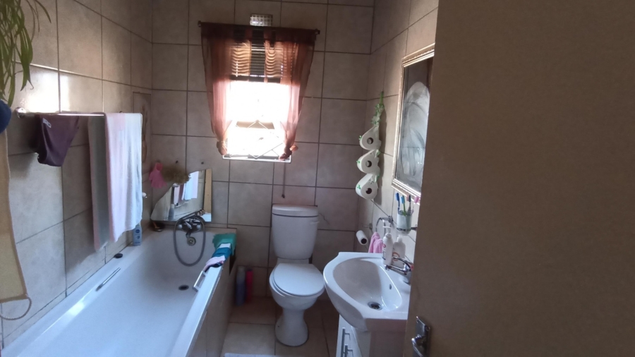 2 Bedroom Property for Sale in Louwville Western Cape